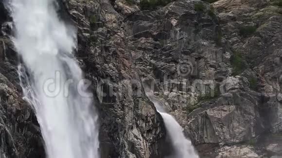 滑水的慢镜头瀑布沿着岩石流下视频的预览图