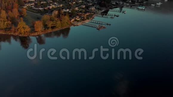 在西元前温哥华北部深湾的海滨家园日出时拍摄的全景视频的预览图