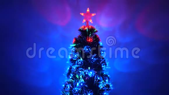 房间里有一棵漂亮的圣诞树装饰着发光的花环和星星新年2020的心情圣诞树快乐视频的预览图