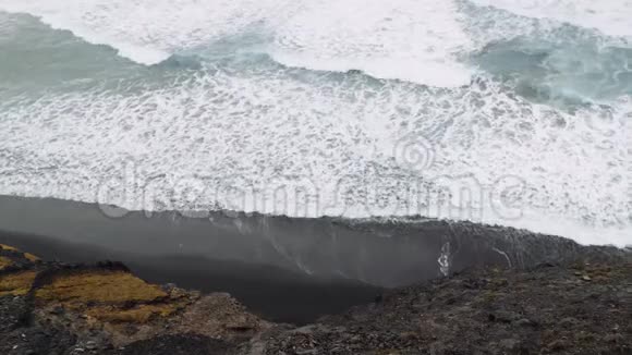 强大的波浪滚动到岩石火山海岸线圣安陶岛徒步旅行小径上被遗弃的黑色沙滩视频的预览图