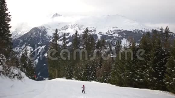 高山冬季景观下面可以看到滑雪者的身影向下移动风景优美冬季运动视频的预览图