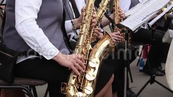 女音乐家在市管乐团演奏萨克斯风在露天音乐会上演奏视频的预览图