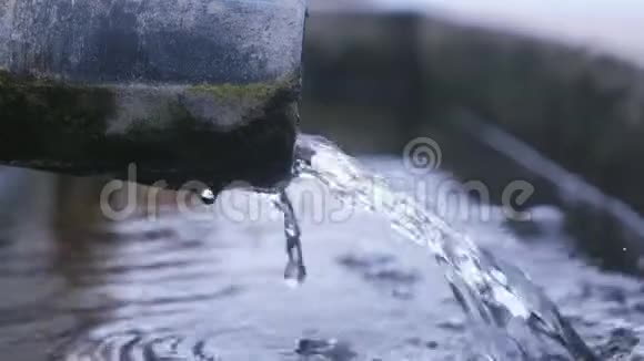 污的工业污水排入城市水渠视频的预览图