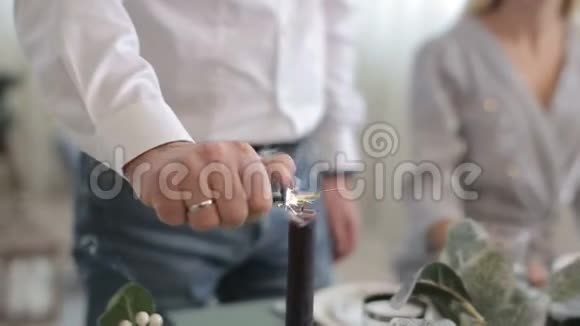 把圣诞餐桌上的蜡烛点亮视频的预览图