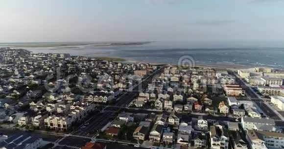 傍晚时分从空中无人机飞过新泽西海滩小镇在日落时看到Wildwood视频的预览图