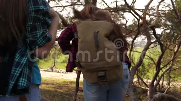 性感的旅行女孩肩上背着背包享受旅行自由女朋友在障碍面前大笑视频的预览图