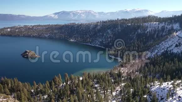 空中4K翡翠湾塔霍湖美国加州全景视频的预览图