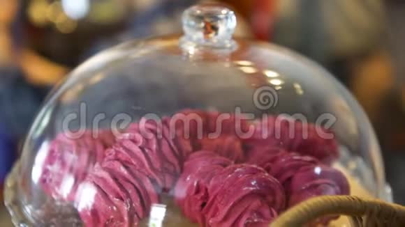 在法国咖啡馆帕蒂丝莱食品概念店的玻璃下为粉红色的meringue蛋糕做准备艺术美丽的粉红色视频的预览图
