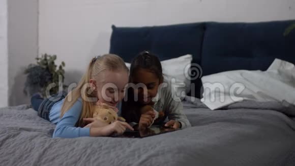 可爱的多民族女孩在家工作平板电脑视频的预览图