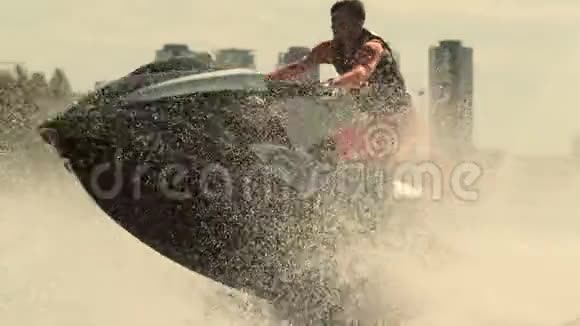 运动员在喷气式滑雪板上慢动作跳跃乘坐喷气式滑水车的男子视频的预览图