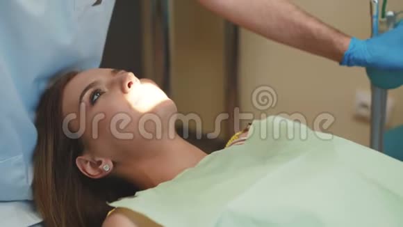 这个女孩正在进行口腔内特殊检查的牙科治疗4K视频的预览图