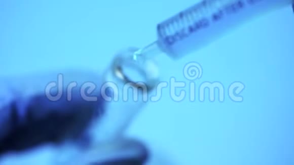 医生把注射器里的蓝色液体倒入瓶子里视频的预览图