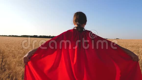 超级英雄女孩在麦田里玩耍慢动作视频的预览图