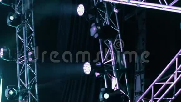 舞台灯光效果在黑暗中视频的预览图