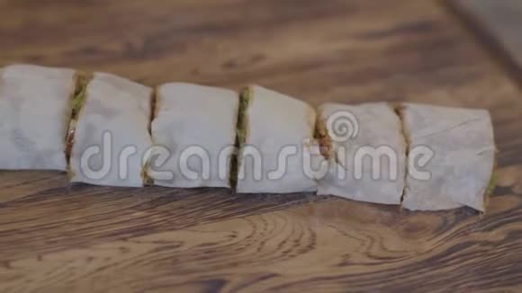 近距离观看烤串包裹在皮塔拉瓦什切成碎片躺在桌子上视频的预览图