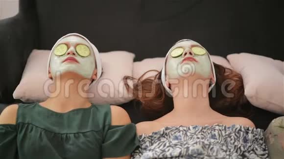 家庭水疗中心三个女人把黄瓜放在床上美容院理念健康视频的预览图