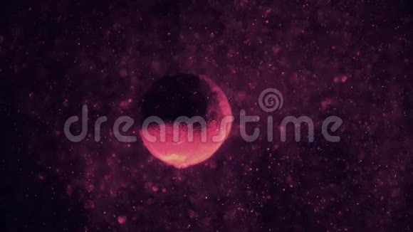 行星在太空中它的一侧是阴影透明星云在挥动覆盖着这颗行星有机颗粒视频的预览图