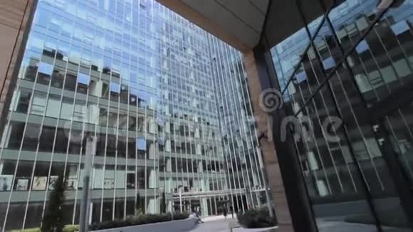 写字楼的平滑跟踪镜头办公楼跟踪射击视频的预览图