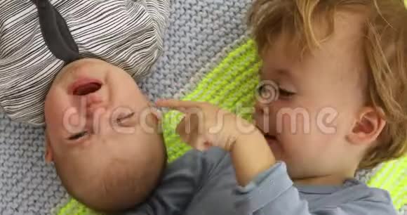 两个孩子男孩和女孩哭着视频的预览图