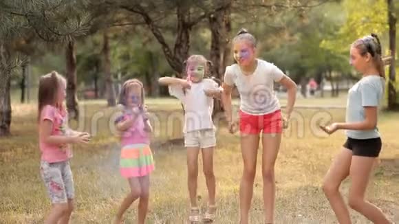 一群孩子在夏天公园的草坪上玩得很开心驼峰玩着五颜六色的颜色和沙子孩子们笑声视频的预览图
