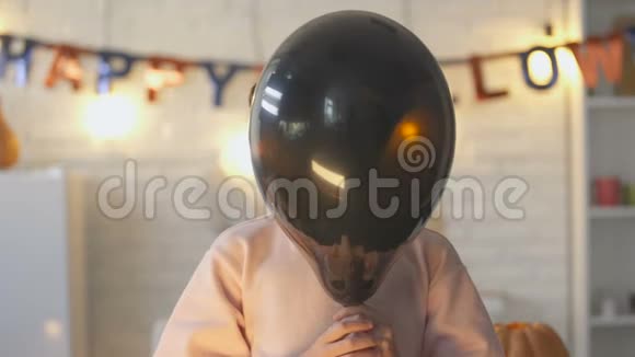 小可爱躲在黑气球后面露出爪子万圣节视频的预览图