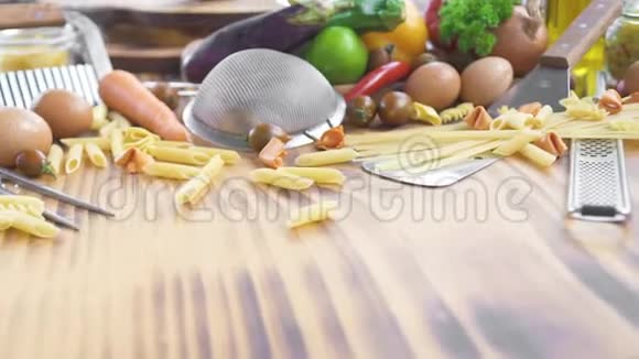 木制背景上的意大利食品成分食品成分面食通心粉蔬菜油厨房香料视频的预览图