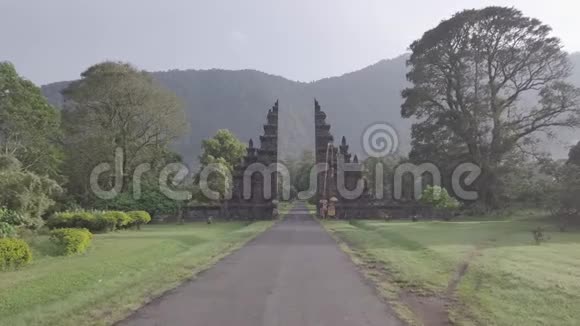 印尼巴厘岛的石门和山景让人叹为观止视频的预览图