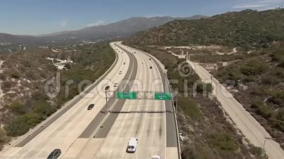 加利福尼亚州格伦代尔210号和134号高速公路的航拍镜头视频的预览图