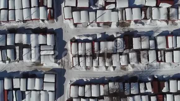 冬天从车库的高度看冬季车库俯视图摄像头了空中观景4K视频的预览图