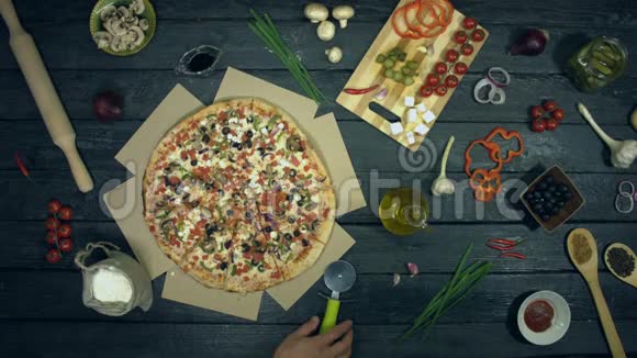 生态黑色背景下的素食披萨视频的预览图