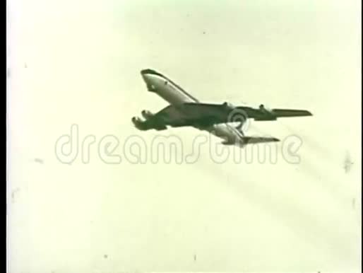 商业飞机从跑道起飞视频的预览图