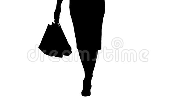 剪影让去购物吧漂亮的女人带着购物袋走路的腿视频的预览图
