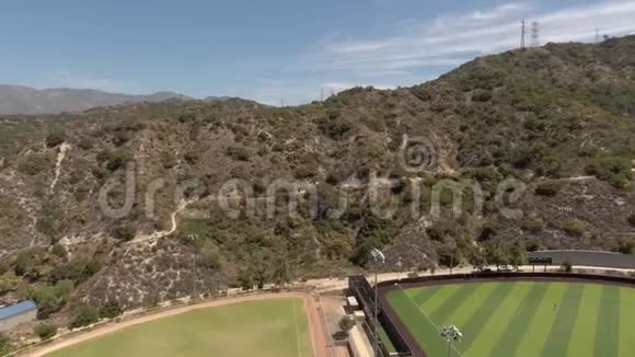 加州格伦代尔的足球场和山脉上空的空中射击视频的预览图