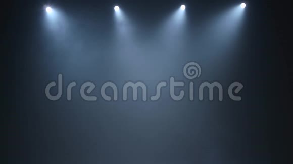 四盏白色聚光灯照亮了漆黑的烟雾弥漫的音乐厅视频的预览图