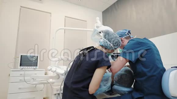 牙科诊所的病人牙医和助理视频的预览图