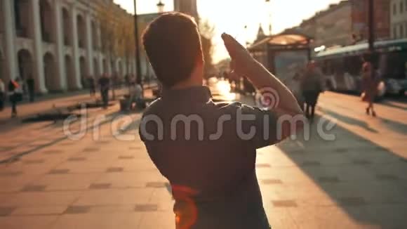 在城市街上跳舞的快乐微笑男人的随意肖像视频的预览图