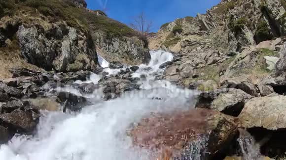 法国比利牛斯山脉瀑布阿尤斯湖徒步旅行视频的预览图