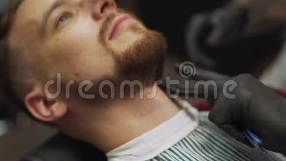 理发师在理发店给顾客刮胡子理发师给顾客理发视频的预览图