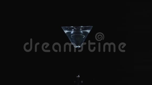 玛蒂娜玻璃黑色背景视频的预览图