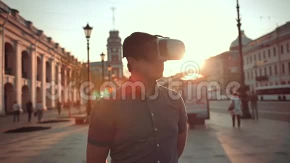 城市里戴vr眼镜的人日落或日出视频的预览图