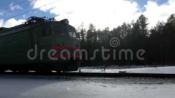 铁路列车与油罐走冬季路线视频的预览图