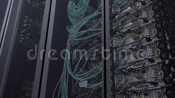 服务器机架闪烁的LED灯位于一个现代数据中心后面的铁门与圆形开口视频的预览图