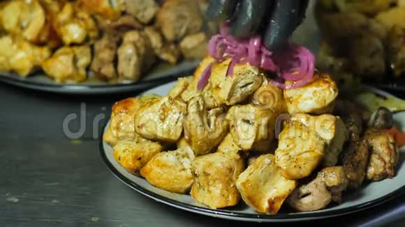 烧烤什锦猪肉和羊肉鱼和鸡肉餐盘上的牛肉可在餐厅享用视频的预览图