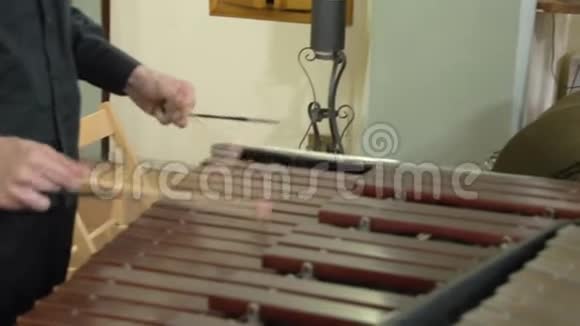音乐家演奏木琴和三角形FDV视频的预览图