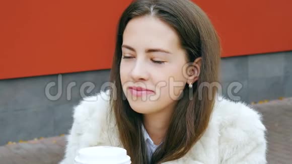 那个女孩在街头咖啡馆喝咖啡视频的预览图