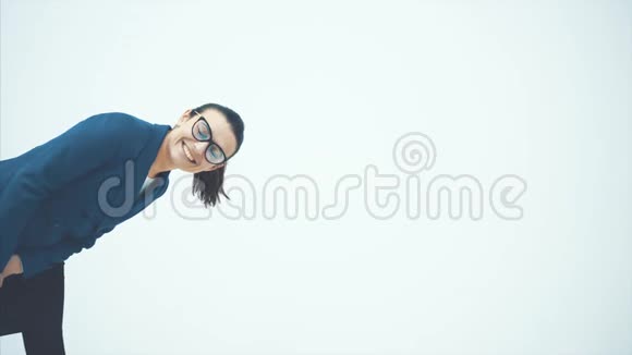一位年轻的商业女性看着镜头戴着眼镜慢视频视频的预览图