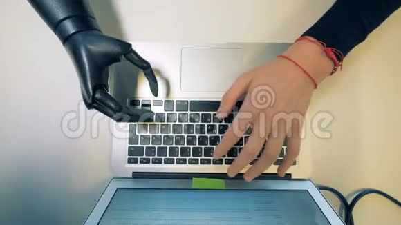笔记本电脑键盘是由机器人机器人机械臂输入的视频的预览图