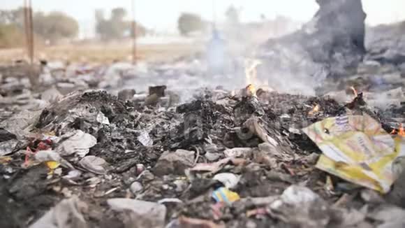 焚烧垃圾和可怜的印度老人视频的预览图