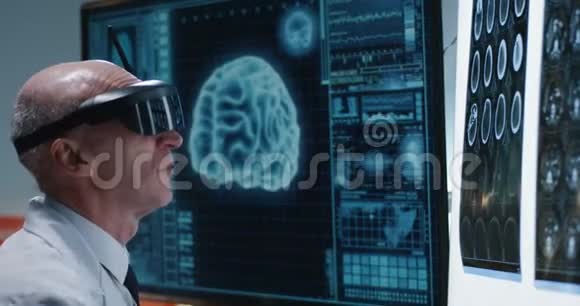 医生用VR耳机检查脑部扫描视频的预览图