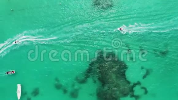 在加勒比海清澈的绿松石水上航行的游艇船只和帆船视频的预览图